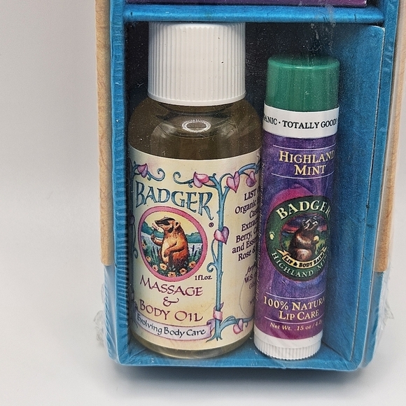 NEW W.S. Badger Beauty Kit Lokta Box Set Beauty Bar Soap Body Oil Lip Balm Body - Picture 2 of 6